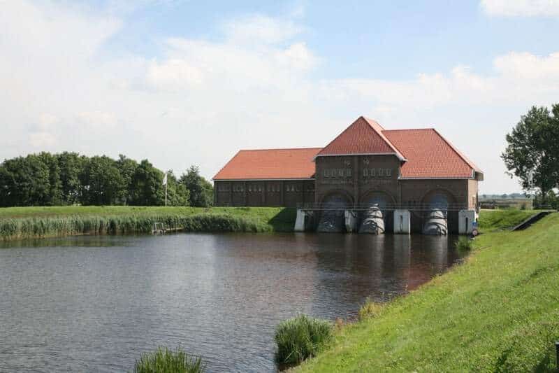 Rijksmonument Stroinkgemaal tussen Vollenhove en Blokzijl – waterstaatkundig gebouw met rode dakpannen aan het kanaal – belangrijk voor het waterpeil in Giethoorn/Kop van Overijssel en delen van Drenthe