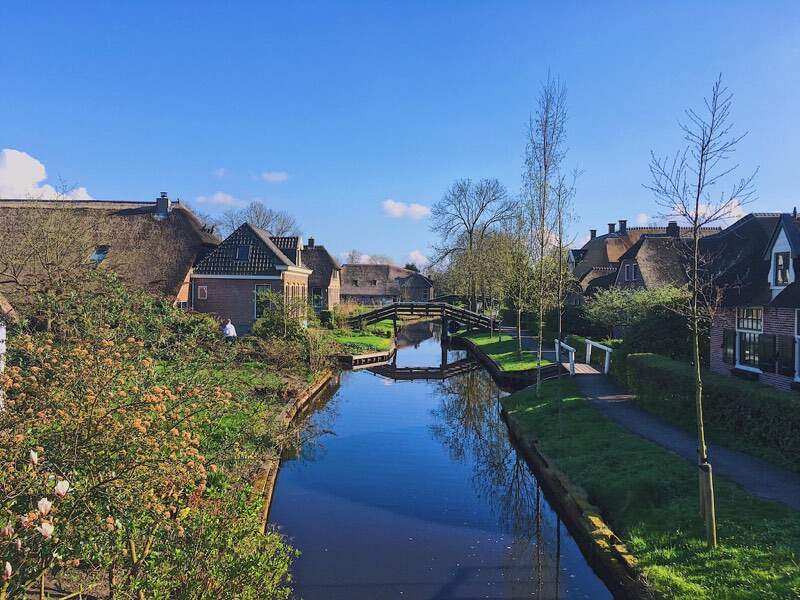 Typische bruggen in de dorpsgracht van Giethoorn