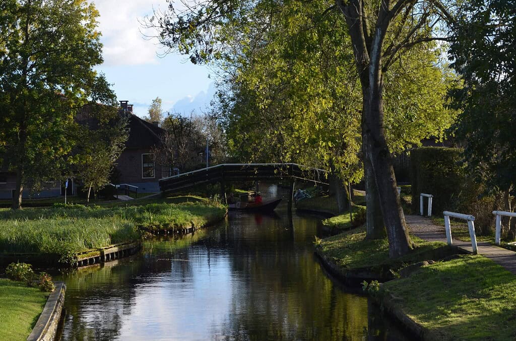Brug en boten in de dorpsgracht van Giethoorn