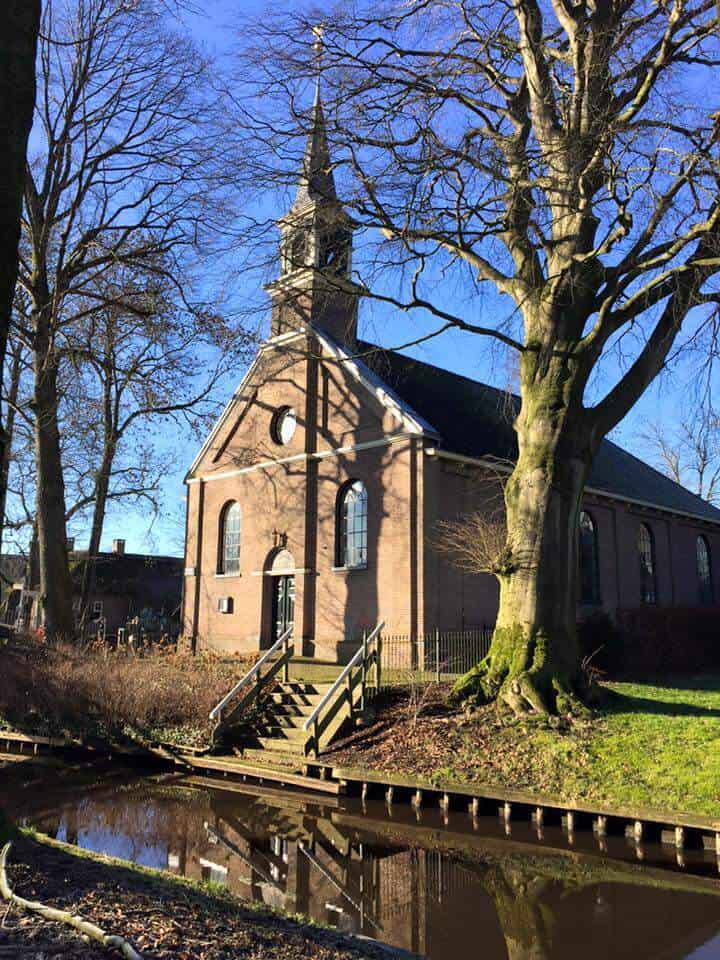 Doopsgezinde kerk aan de dorpsgracht in het midden van Giethoorn